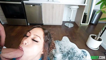 Schlanke Laya Rae leckt Eier und bläst Schwanz