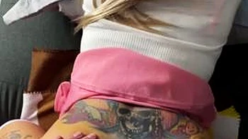 Pom-pom girl baisée fort en levrette par Chad