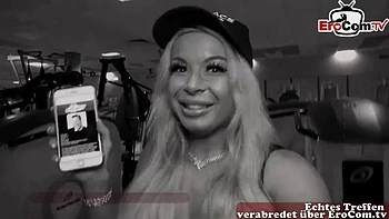 Loira fitness fodendo de cowgirl e fazendo boquete