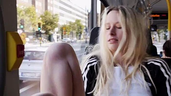 Fantasía femenina: Lamiendo y sexo duro en público