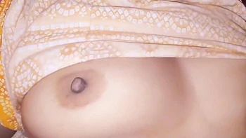 Behaarte asiatische Tittenqueen wichst und spritzt