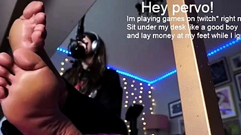 Schlampe masturbiert mit Fußfetisch