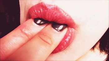 Amateur Babe Kissing and Sucking Up Close