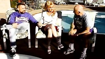 Клуб свингеров: милф ебет горячую жену анально в тройке