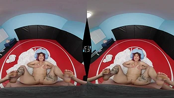 Pornstar morena adolescente cavalgando em VR