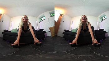 Rubia esclava de pies en tacones