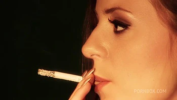 Брюнетка с большой грудью и жопой в белье