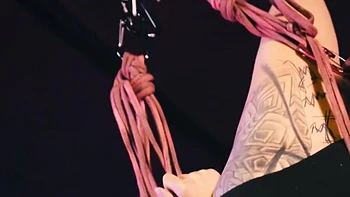 Lily Lu amarrada e suspensa em shibari BDSM