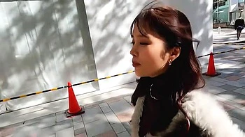 Стройная красавица в белье дрожит от пальцевого секса