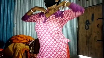 Жаркая деси жена Луто Мандал грубо трахнута в догги и целуется