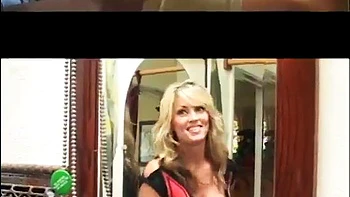 Brünette Ebony wird beim Doggy gefickt mit Blasen & Fisting