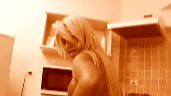 Mature tatouée baisée au gros cock avec éjac faciale