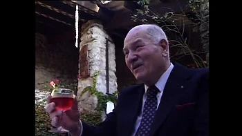 Jeune brune Kelly Trump se fait baiser dur en levrette avec un homme plus âgé et jouit