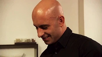 Mauvais patron Mr. Scott baise brune en triple anal