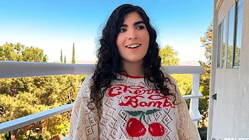 Latina morena monta a pelo en reverse cowgirl con buen culo