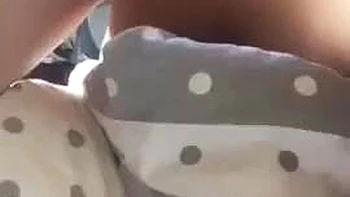 Julia Orla exhibe ses grosses seins au lit