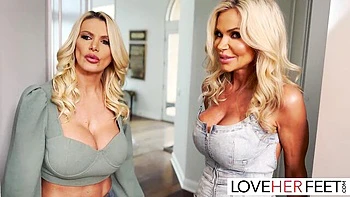 Brittany Andrews et Victoria Zdrok se régalent au footjob