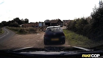 Brooklyn Blue fode forte de uniforme de policial