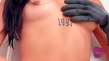 Morena magra masturbando o clitóris