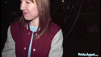 Brünette tanzt öffentlich, dann fick ich sie hart