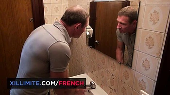 Julie Valmont peituda fodida de quatro com gozada