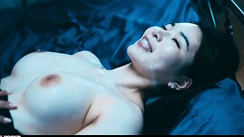 Rae Lil Black lamió duro la polla y se tijereteó con otra