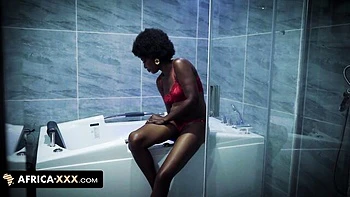 Schwarze Schönheit badet in Afrika