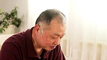 Asiática amadora chupando mamilos em boquete hardcore