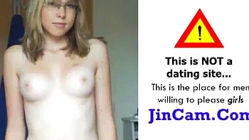 Große Titten Brünette spielt und fickt anal