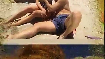 Trio DP à la plage : Baise hardcore en levrette