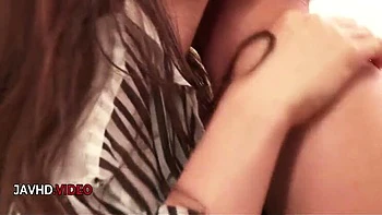 Kana Miyashita, delgada asiática, follada y succionando duro