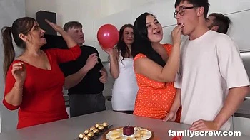 Fiesta familiar acaba en sexo grupal y eyaculaciones calientes