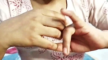 Demi-sœur bangladaise Riya Moni suce fort la bite du demi-frère