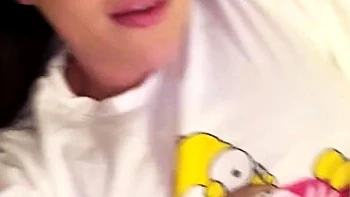 Leann, morena amateur con tetas grandes masturbándose