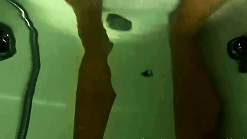 Любительница мастурбирует дома в одиночестве