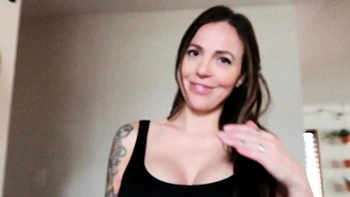 Brunette tetona se masturba en webcam