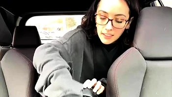 Brünette spritzt beim Solo-Masturbieren vor der Webcam