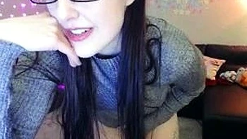 Adolescente brune amateur chaude se masturbe sur webcam