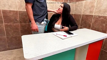 Große Latina-Chefin fickt Mitarbeiter brutal im Büro