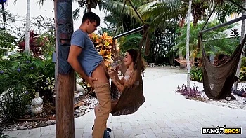 Adolescente morena recebe gozada no cu ao ar livre POV