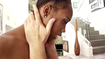 Ruiva ebony interracial chupada e fodida profundamente