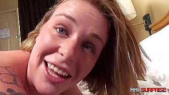 Yuliana 19 anos, curvilínea, leva sua primeira rola preta