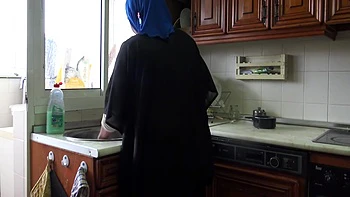 Femme de ménage en hijab baise anale en levrette