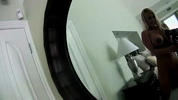 Блондинка с большими сиськами мастурбирует дилдо в ванной