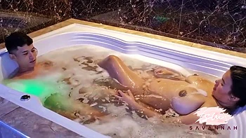 Stiefbruder fickt mich beim Masturbieren im Whirlpool