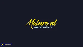 Gilf japonesa flaca de 63 años se masturba su coño peludo