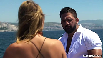 Владелец клуба трахает татуированную француженку-милф