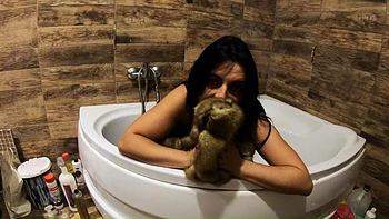 O amigo do meu marido me fode enquanto eu chupo