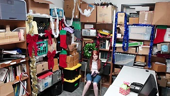 Ruiva Krystal Orchid leva uma foda bruta no escritório com Marcus