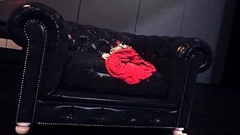 Milf morena faz striptease e masturbação solo na webcam